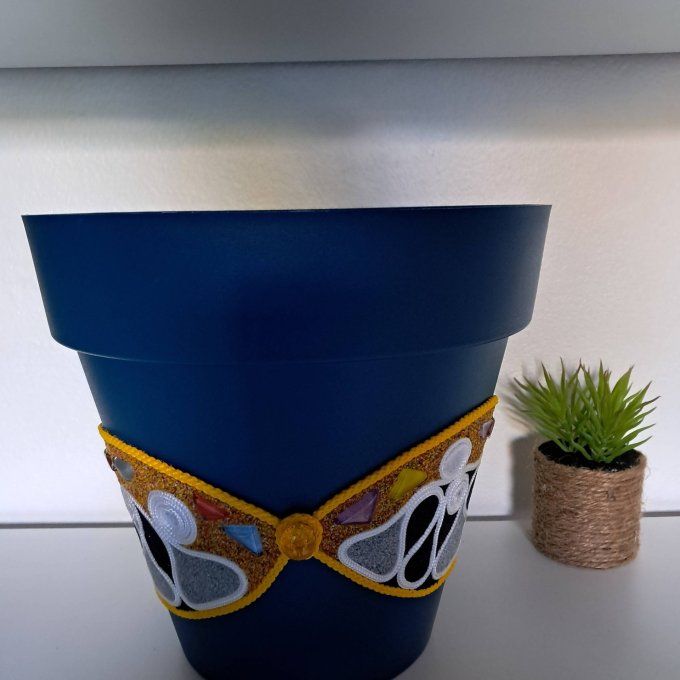 Pot avec des motifs jaunes